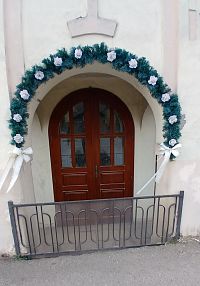 priečelie pred kaplnkou