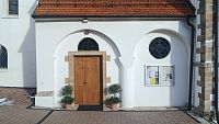 bočný vchod do kostola