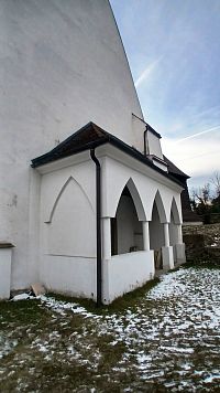 prístrešok vchodu do kostola