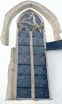 okno s farebnou vitrážou