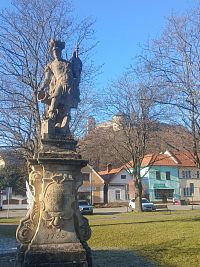 socha v parku pod hradom