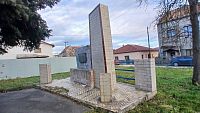 2. pomník neďaleko školy