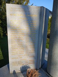 nápis na doske vľavo