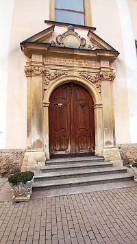 hlavný vchod pod vežou