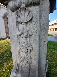 výzdoba podstavca sochy sv. Jána Nepomuckého