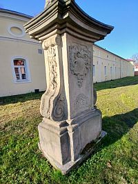 postranné voluty a kartuša