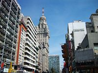 pohľad na budovu z jednej z okolitých ulíc