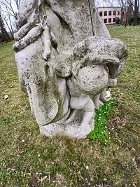 dolná časť pomníka