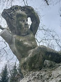 druhá malá postavička na rameni