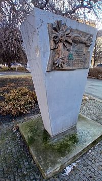 pamätník, ktorého autorom je sochár a maliar Ctibor Bayer, ktorý bol tiež príslušníkom PTP