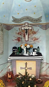 oltárik s obetným stolom a urnami