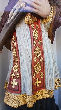 pekne opravená časť sochy