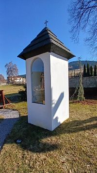 Božie muka so sochou sv. Jána Nepomuckého