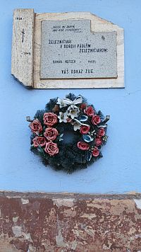pamätná tabuľa na budove stanice