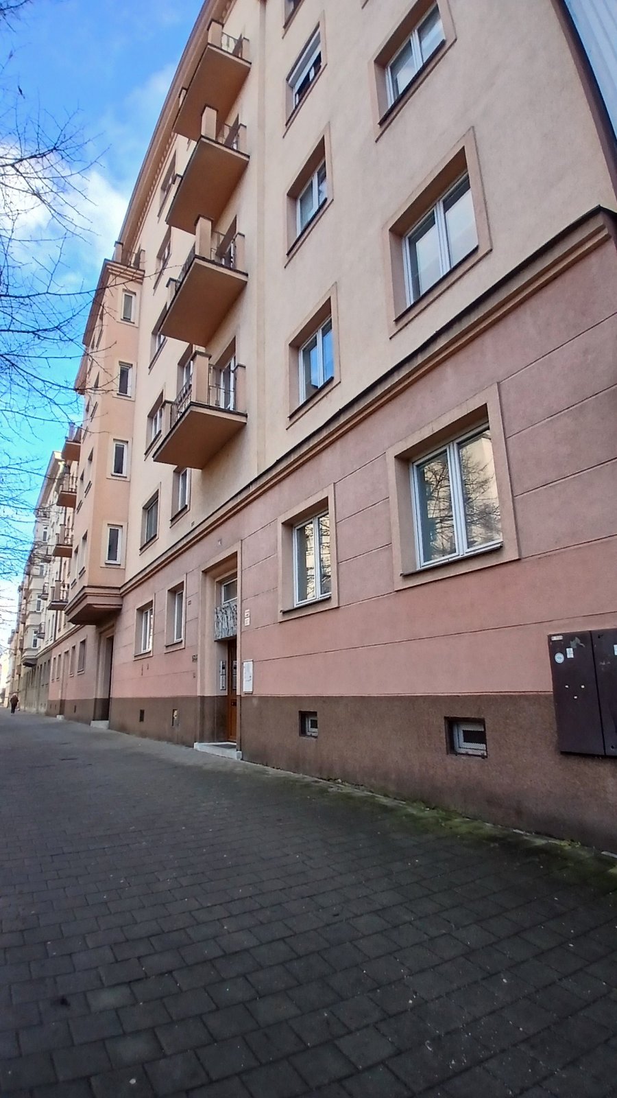 Ostrava - Reliéfy nad vchodmi bytového domu na ul. 30. dubna