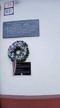 pamätná doska a venček