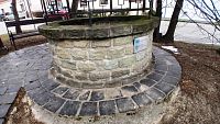 kamenná dolná časť studne