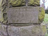 pamätná doska s nápisom