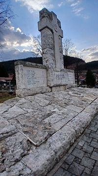 pomník s travertínu