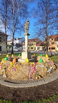 stĺp vyzdobený veľkonočne