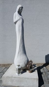 Panna Mária pred vstupom do kostola