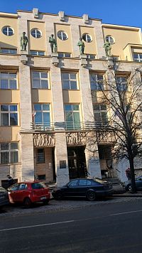 priečelie s hlavným vchodom