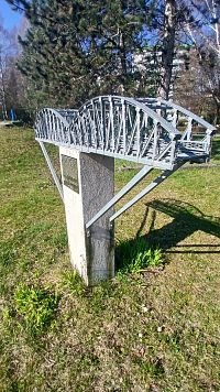 replika mostu s popiskou