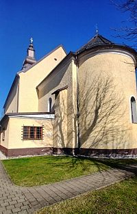 loď kostola je ukončená polkruhovým uzáverom presbytéria, má prístavok sakristie