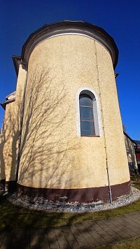 polkruhovým uzáverom presbytéria