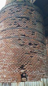 komín nahlodal zub času