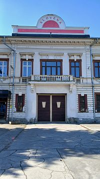 stredná časť s vchodom a balkónom