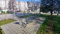 lavička, ktorú pomáhali vytvoriť žiaci OU