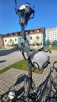 svetlo - kvetina pri lavičke