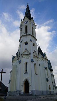 západné priečelie s vežou