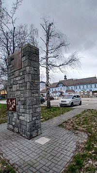 pamätník so železničnou stanicou