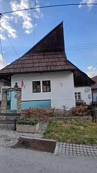 rodný dom so slovenskou zástavou a bustou Andreja Hlinku