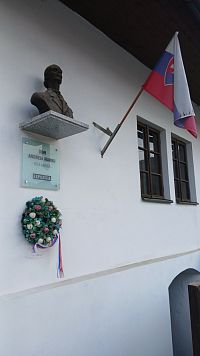 busta, slovenská vlajka, pamätná doska a veniec