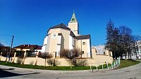 kostol s ohradným múrom