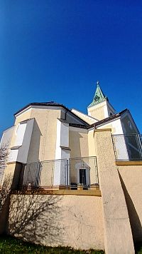 kostol s ohradným múrom