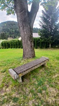 lavička na posedenie pod lipou