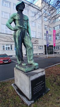 socha horníka osadená až po vojne 28. októbra 1946