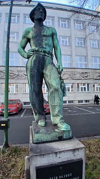 socha horníka je dnes už len pamiatkou na zaniknutú profesiu