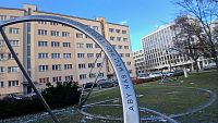 kruhy sa otáčajú mechanickým pohybom po dráhe na trávniku