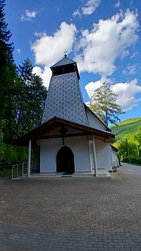 priečelie kostola s vežou