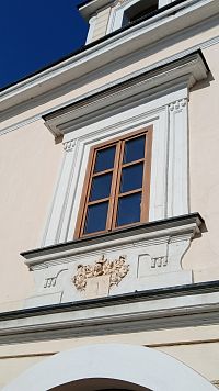 okno a detail výzdoby