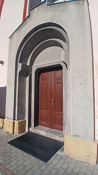 hlavný vchod v ose západnej časti budovy