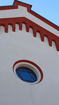 detail okna s Dávidovou hviezdou