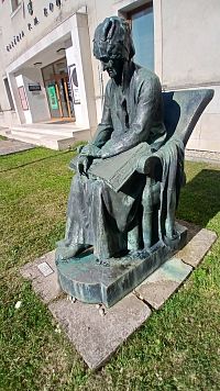 matka čítajúca bibliu