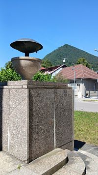 okraj podstavca so svietnikom
