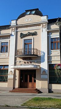 stred priečelia s hlavným vchodom